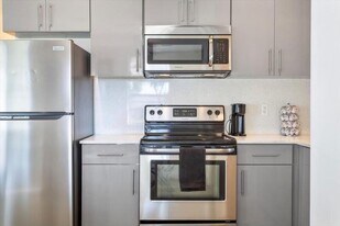 113 Phippen Waiters Rd in Dania Beach, FL - Building Photo