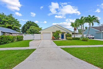 1172 Grandview Cir in Royal Palm Beach, FL - Building Photo - Building Photo