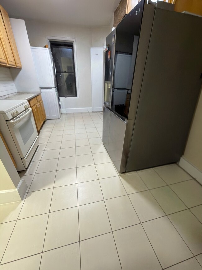 2128 Newtown Ave, Unit Apt 2 in Astoria, NY - Foto de edificio - Building Photo