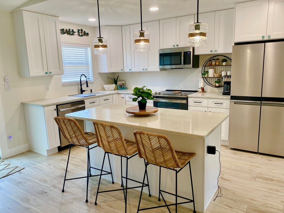 680 Kirkland Cir in Dunedin, FL - Building Photo