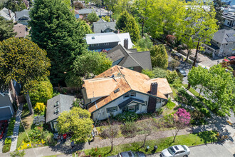 2502 N 40th St in Seattle, WA - Building Photo - Building Photo