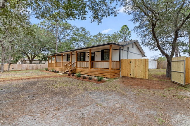 5968 Capitol Dr in Gulf Breeze, FL - Foto de edificio - Building Photo