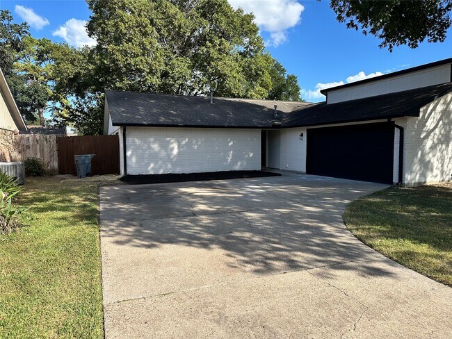 7410 Woodoak Dr