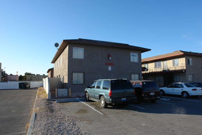 3439 E Cheyenne Ave in North Las Vegas, NV - Building Photo - Building Photo