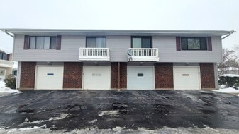 1304 Yarmouth Ct in Schaumburg, IL - Building Photo