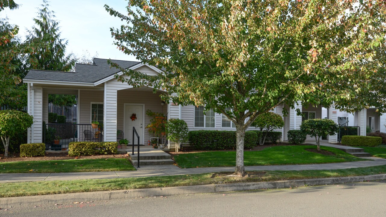 Cascadia Village in Sandy, OR - Foto de edificio