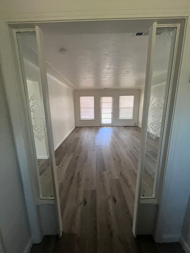 548 Esgar Ave in Modesto, CA - Foto de edificio - Building Photo