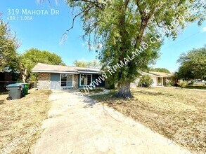 319 Mahota Dr in San Antonio, TX - Building Photo - Building Photo