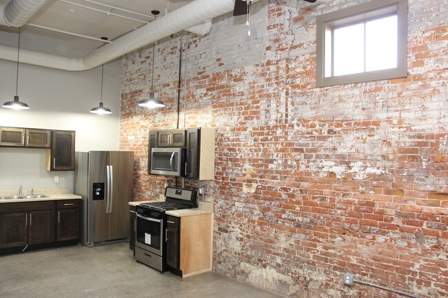 427 Brady St-Unit -4 in Davenport, IA - Building Photo - Building Photo