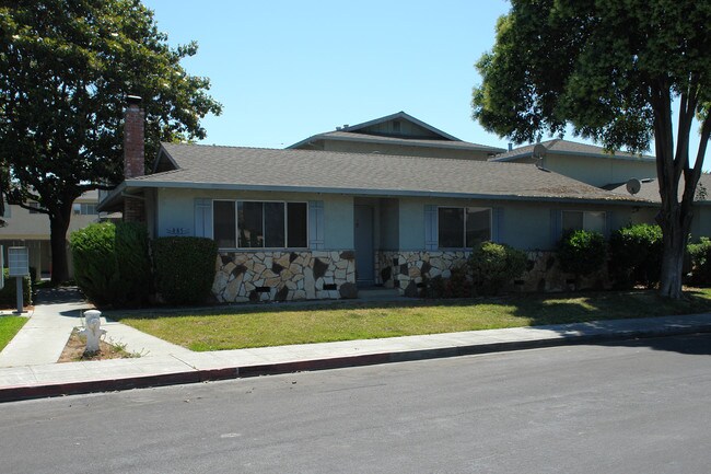 885 Burbank Drive in Santa Clara, CA - Foto de edificio - Building Photo