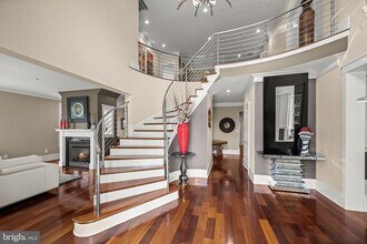 9715 Singleton Dr in Bethesda, MD - Foto de edificio - Building Photo