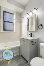 1022 E Hyde Park Blvd in Chicago, IL - Building Photo - Building Photo