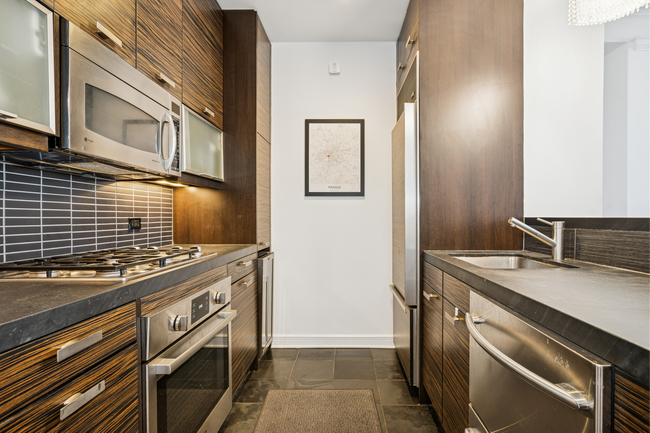 101 W 24th St in New York, NY - Building Photo - Building Photo