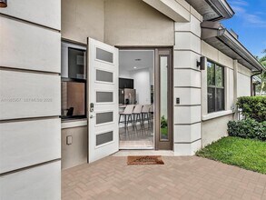 4936 Whispering Way in Fort Lauderdale, FL - Building Photo - Building Photo