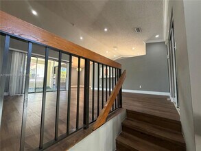 323 Ives Dairy Rd in Miami, FL - Building Photo - Building Photo