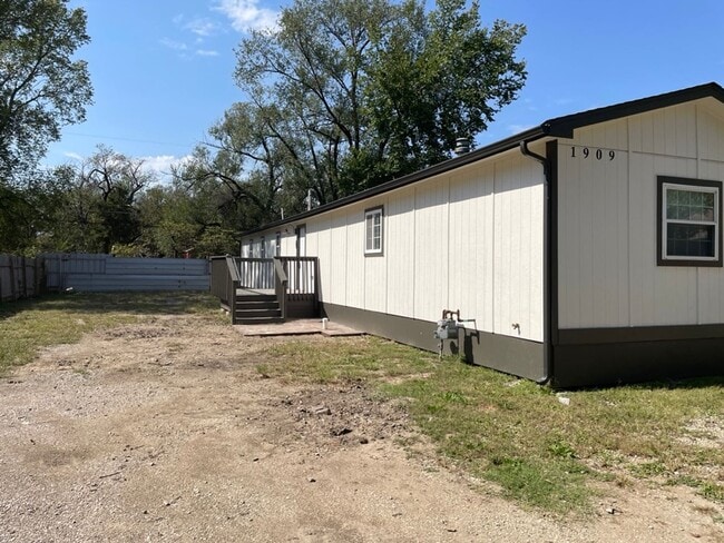 property at 1909 S Glenn Ave