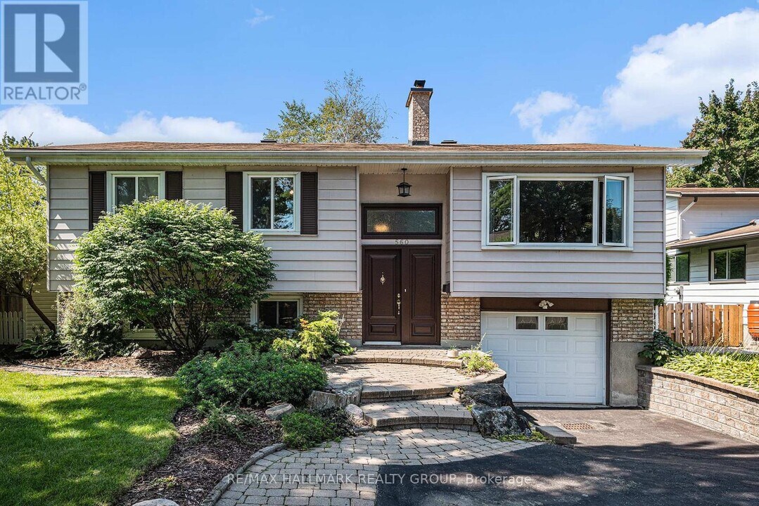 560 Buchanan Crescent in Ottawa, ON - Building Photo
