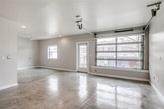 1111 S Akard St in Dallas, TX - Foto de edificio - Building Photo