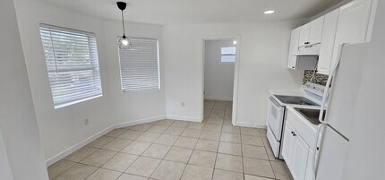 125 NW 4th Ave in Hallandale Beach, FL - Foto de edificio - Building Photo