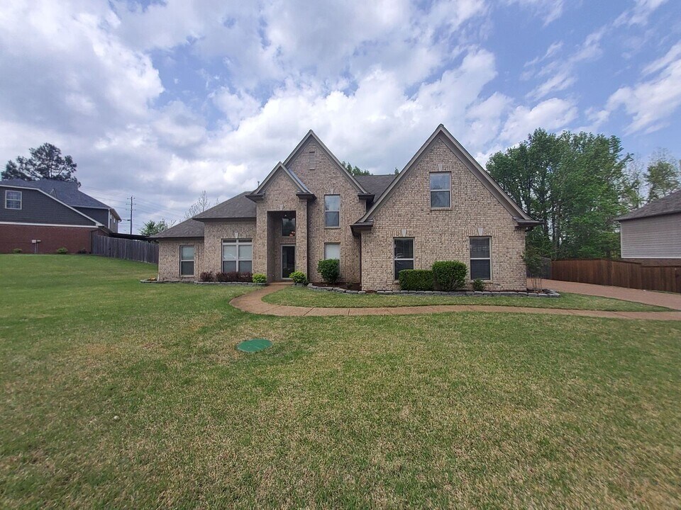 42 Sterling Ridge Dr in Atoka, TN - Building Photo