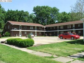 522 W Maple St in Taylorville, IL - Building Photo