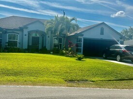 585 SW Undallo Rd in Port St. Lucie, FL - Building Photo