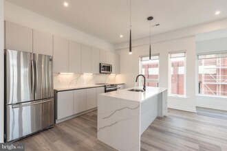 3120 W Jefferson St, Unit 402 in Philadelphia, PA - Building Photo - Building Photo