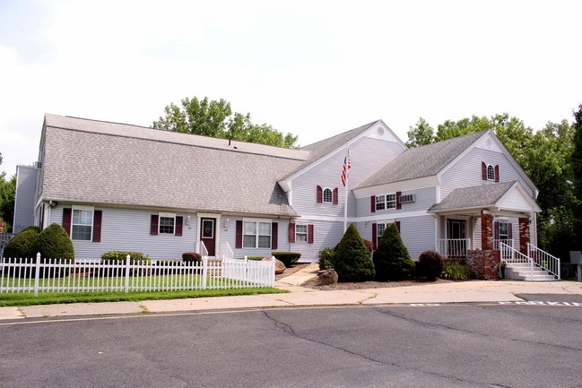 Pleasant Valley Estates in Granby, MA - Foto de edificio - Building Photo