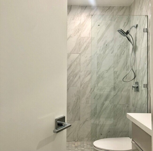 1333 W 36th Pl in Los Angeles, CA - Foto de edificio - Building Photo