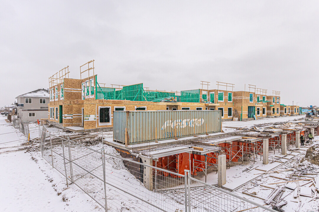 The Banks of Cavanagh in Edmonton, AB - Building Photo