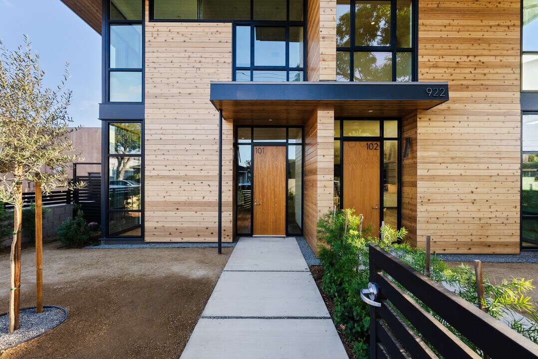 922 W Clark Ave, Unit 201 in Burbank, CA - Building Photo