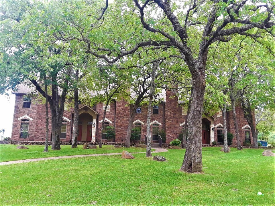 1800 County Road 4817 in Athens, TX - Foto de edificio