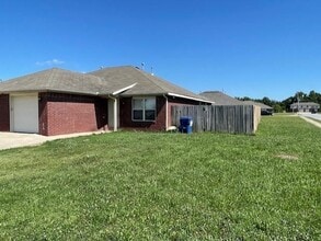 427 E Marietta Ct in Rogers, AR - Building Photo - Building Photo