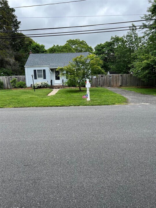 9 McGaw Ave in Lake Grove, NY - Building Photo