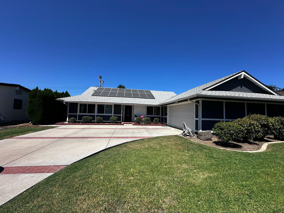 22213 Bassett St in Canoga Park, CA - Building Photo