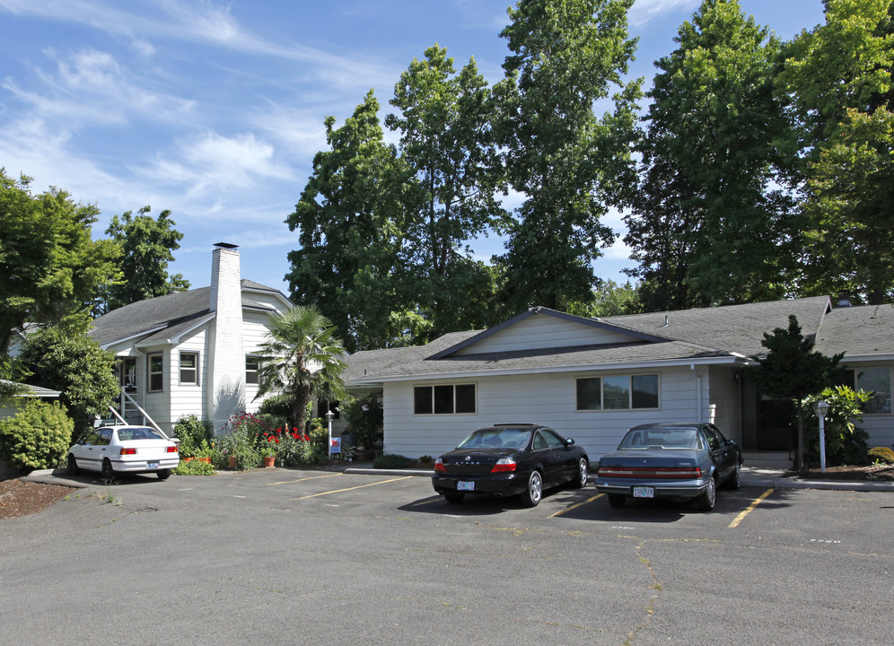 Lake Road Square in Milwaukie, OR - Building Photo