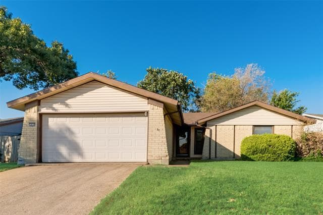 1016 Summit Cir in Carrollton, TX - Foto de edificio - Building Photo