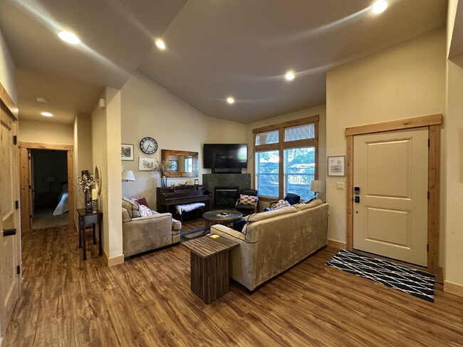2737 NW Skyliners Rd in Bend, OR - Building Photo - Building Photo