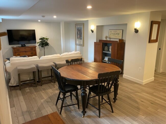 402 N Cleveland St, Unit Basement Apartment in Arlington, VA - Foto de edificio - Building Photo