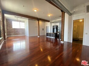 652 Mateo St in Los Angeles, CA - Building Photo - Building Photo