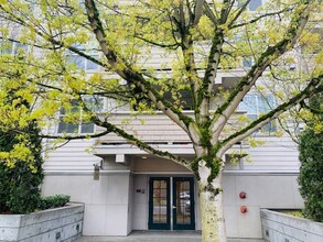 Nickerson Apartments in Seattle, WA - Building Photo - Building Photo