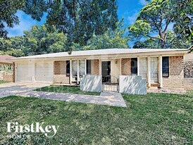 2405 Laredo Ct in Arlington, TX - Building Photo