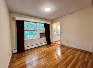 958 Dunbar Hill Rd in Hamden, CT - Foto de edificio - Building Photo