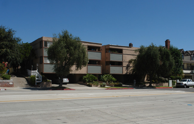 2255 Montrose Ave in Montrose, CA - Foto de edificio - Building Photo