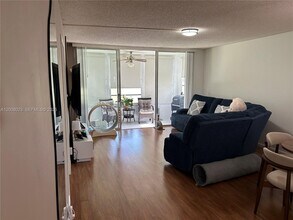8310 Sands Point Blvd in Tamarac, FL - Building Photo - Building Photo