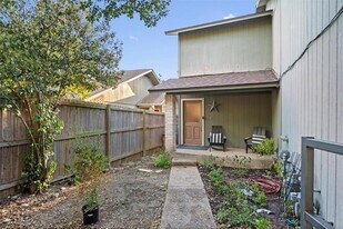 6492 Hart Ln in Austin, TX - Building Photo