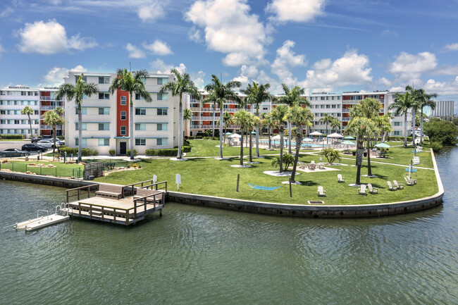 Waters Pointe in South Pasadena, FL - Foto de edificio - Building Photo