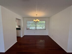 688 Gershwin Dr in Largo, FL - Building Photo - Building Photo