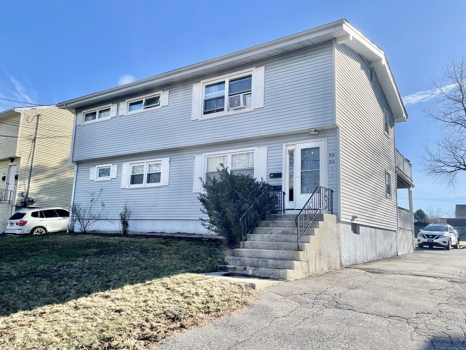 86 Royal Oak Dr in Waterbury, CT - Building Photo