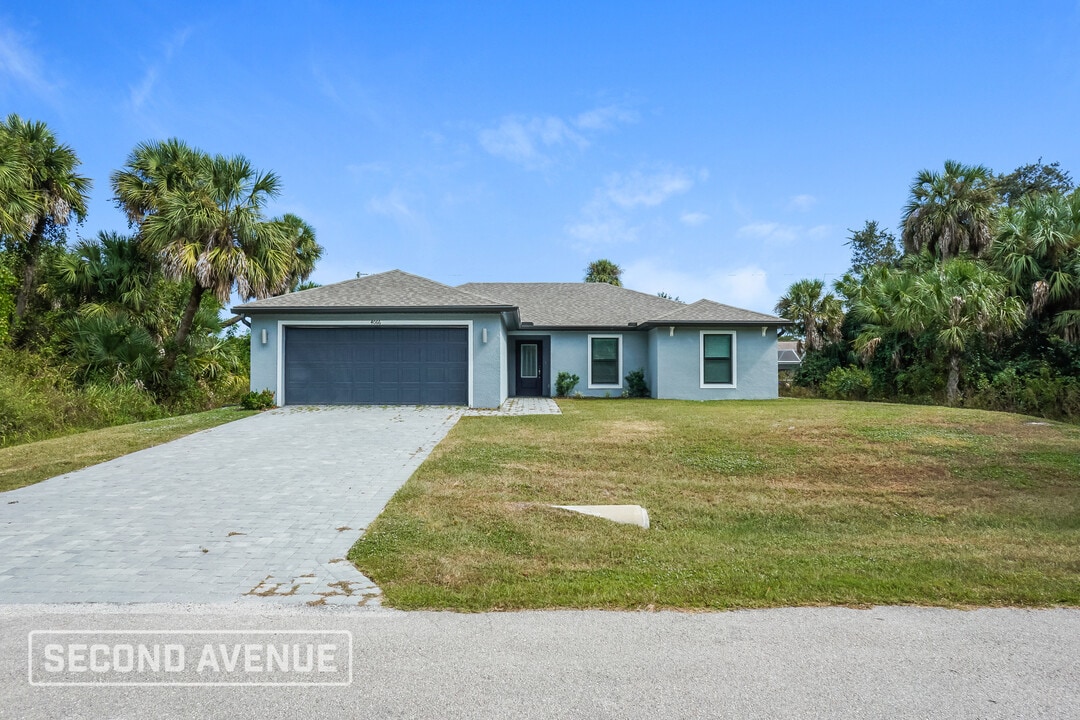 4066 Chamrade Rd in North Port, FL - Foto de edificio